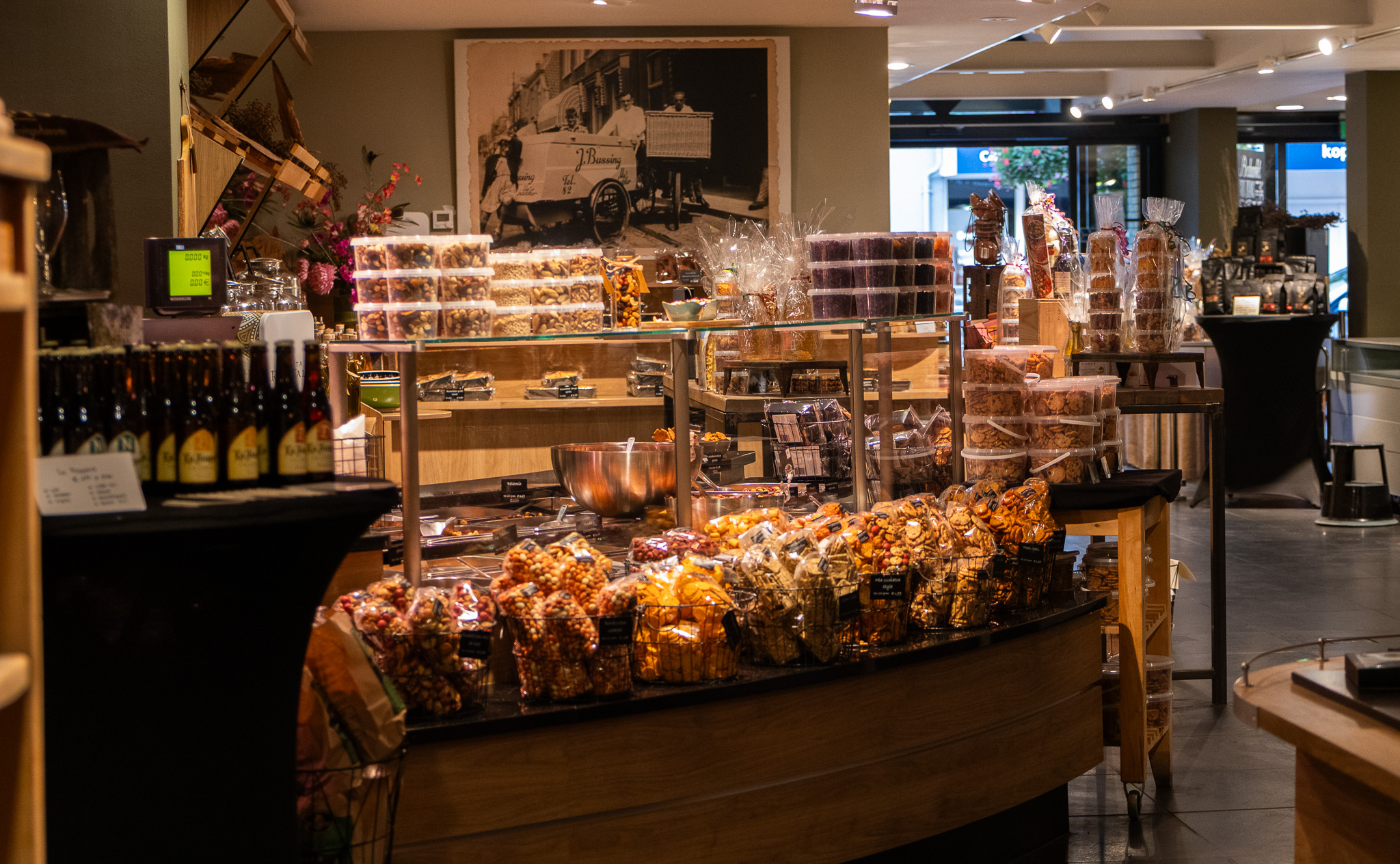 Sfeervolle tafel met kazen, vleeswaren en delicatessen