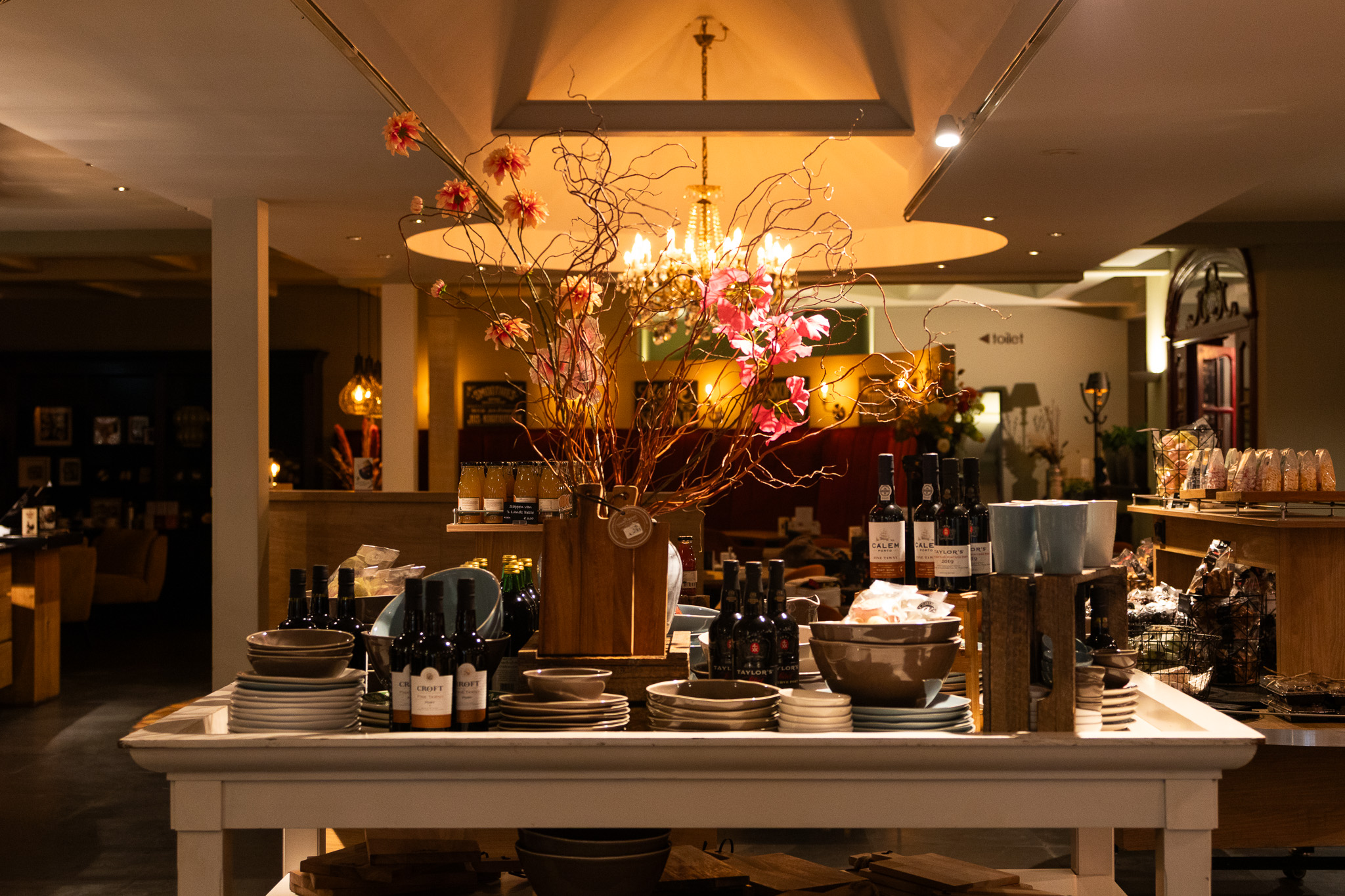 Sfeervolle tafel met vers brood, wijn en delicatessen