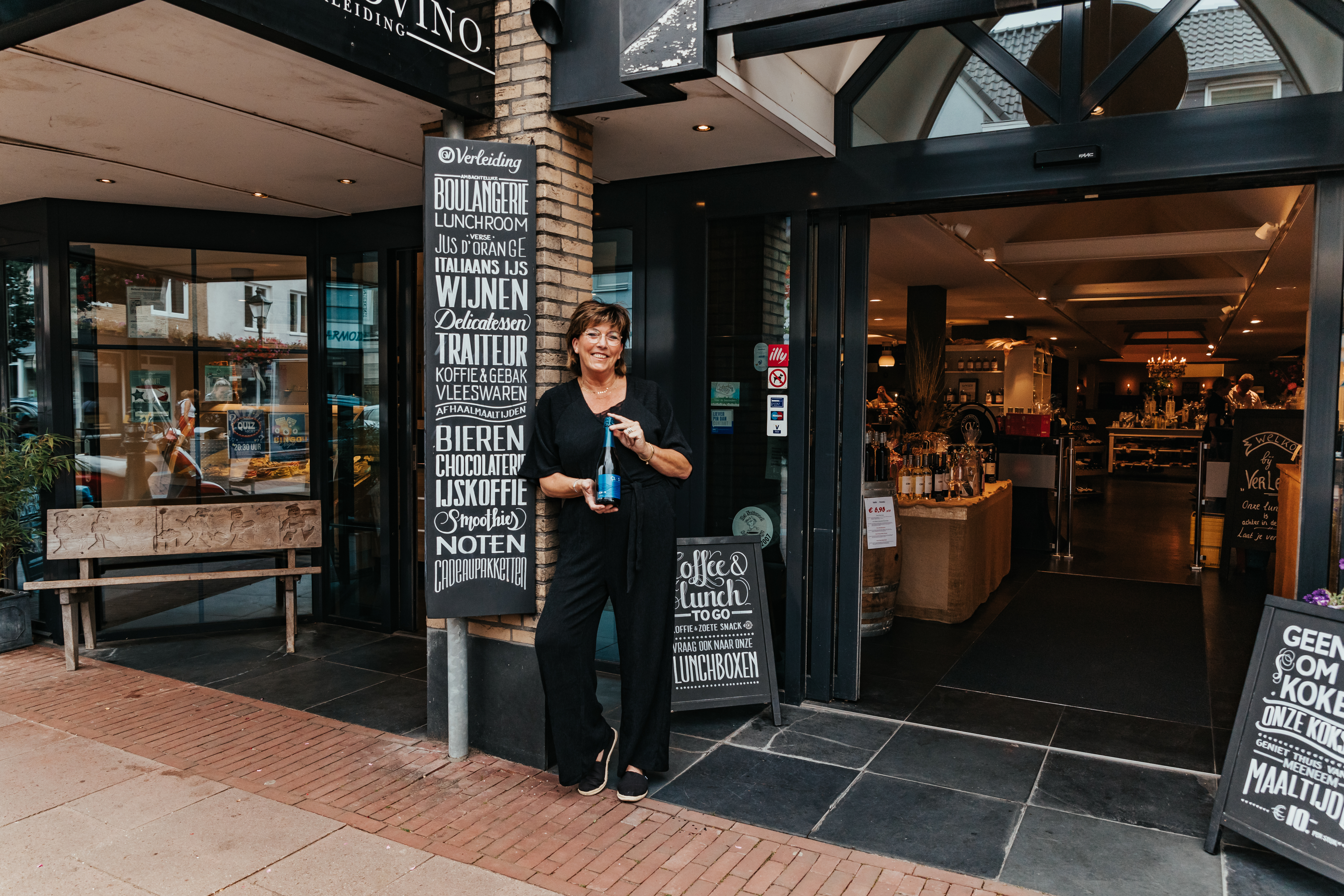 Binnenkant van de winkel met klanten die proeven
