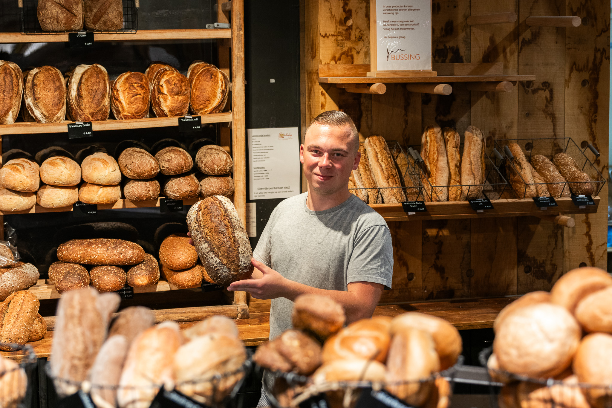 Team in de lunchroom en winkel in actie
